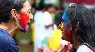 Holi Festivali, Sri Lanka ve Tayland'da Kutlandı