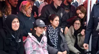Hayatını kaybeden polis babasının şapkasını bir an olsun başından çıkarmadı