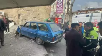 KALDIRIMDA YÜRÜRKEN OTOMOBİLİN ÇARPTIĞI YAYA, AĞIR YARALANDI