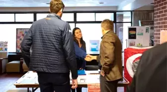 Kanada'daki Türk öğrenci üniversite kampüsüne Türk bayrağı astırdı