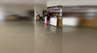 Şanlıurfa Eğitim ve Araştırma Hastanesi'ni Su Bastı, Eğitime Bir Gün Ara Verildi