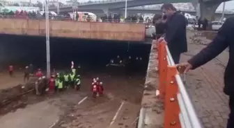 Aziz Aydınlık: 'Hala 9 Saattir Buradaki Vatandaşımız Çamur Altında Bekliyor'