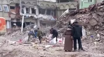 Malatya'da Enkaz Altında Kalan İşyerinden Malzemelerini Çıkarmaya Çalışan Esnaf: '40 Gündür Ne Yaptığımızı Bilmiyoruz'