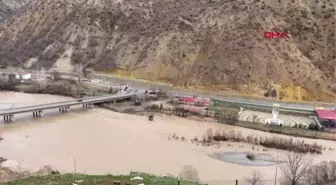 MUNZUR ÇAYI'NIN TAŞMASIYLA KAPANAN TUNCELİ- OVACIK YOLU AÇILDI