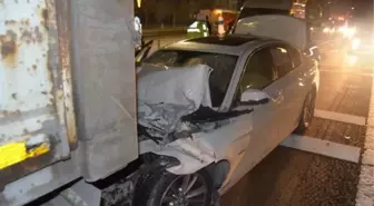 OTOMOBİL KIRMIZI IŞIKTA BEKLEYEN TIR'A ÇARPTI 4 YARALI