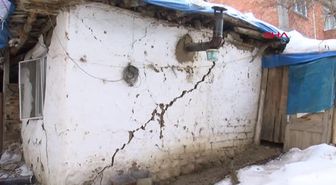 2 ÇOCUK BABASI DEPREMZEDE HER TARAF ÇATLADI VE YARILDI