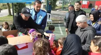 KIRGIZİSTANLI ÇOCUKLARIN GÖNDERDİĞİ OYUNCAKLAR KAHRAMANMARAŞ'TA DEPREMZEDE ÇOCUKLARA DAĞITILDI