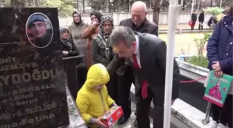 Küçük yaşta babasını kaybetti, üniformasını giyip kabrine gitti: 'Üniforması gurur tablosu benim için'