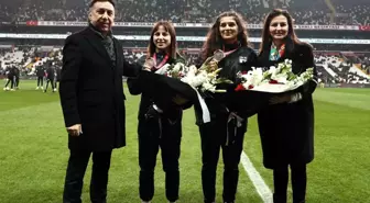Nesrin Baş ve Ebru Dağbaşı'na, İstanbulspor maçı öncesinde çiçek takdim edildi