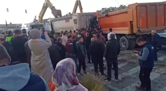 Deprem hafriyatı taşıyan kamyon kazaya neden oldu: 6 yaralı