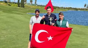 Ali Berk Berker, U18 Erkekler İspanya Golf Şampiyonası'nda kupaya uzandı