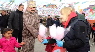 HDP'nin nevruz kutlamasına katılan çocuklara polisten pamuk şekeri ikramı