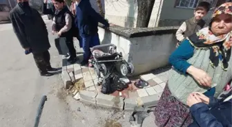 KALDIRIMDA YÜRÜRKEN OTOMOBİLİN ÇARPTIĞI ANNE İLE 1'İ BEBEK, 2 ÇOCUĞU YARALANDI