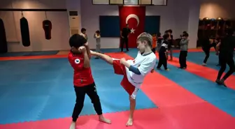 Kemer'de karate, kick boks ve pilates kursları devam ediyor