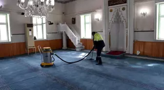 Menemen'de Ramazan öncesi camilerin temizliği hızlandı