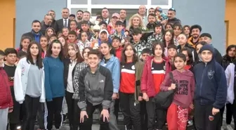 32 madalyayla dönen Yüksekovalı sporculara davul zurnalı karşılama