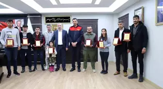 Deprem sonrası enkaz çalışmalarına katılan gönüllüler ödüllendirildi