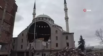 Depremde hasar alan bu camiyi gören bir daha bakıyor