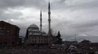 Depremde hasar alan camiyi gören bir daha bakıyor! Önü sağlam, arkası yıkık