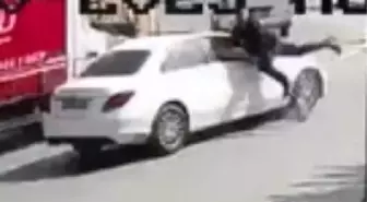 GÜNGÖREN'DE SKUTERLA TERS YÖNDE GİDERKEN OTOMOBİL ÇARPTI