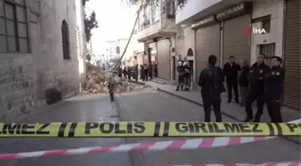 Bin 500 yıllık caminin duvarı depreme yenik düştü