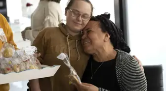 Özel çocuklardan depremzede vatandaşlara '+1' yazılı kurabiye