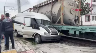 MİNİBÜSE, HEMZEMİN GEÇİTTE YÜK TRENİ ÇARPTI