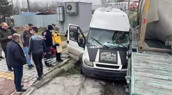 Yük treni, hemzemin geçitte minibüse çarptı