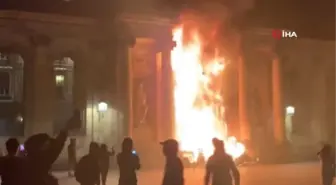 Fransa'da Bordeaux Belediye binası ateşe verildiÜlke genelinde 457 kişi gözaltına alındı