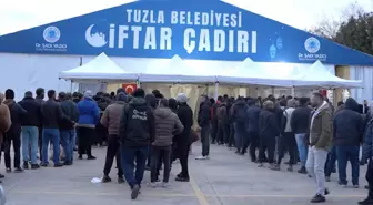 Tuzla Belediyesi'nin Kırıkhan ve Tuzla'daki çadırlarında ilk iftar yapıldı