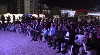 ÇADIR KENTLERDE KALAN AFETZEDELER, İFTAR SONRASI SİNEMA TIR'INDA FİLM İZLEDİ