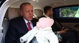Cumhurbaşkanı Erdoğan 8 aylık Lina bebeği sevdi, oyuncak hediye etti