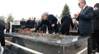 Gazeteci İsmail Güneş kabri başında anıldı
