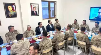 Vali Akbıyık ve Jandarma Genel Komutanı Orgeneral Çetin iftarını Mehmetçikle açtı