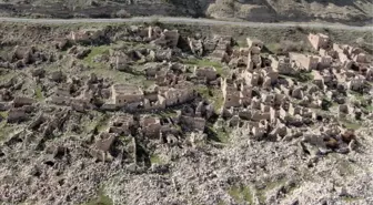 Baraj kıyısındaki tarihi köy, sular çekilince ortaya çıktı