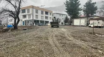 İzmit Belediyesi Ekipleri, Adıyaman'ın Tut İlçesinde Afet Toplanma Alanı Oluşturuyor