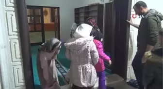 Bu cami, teravih namazında çocuklarla doluyor