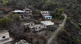 Depremin yıkamadığını dağdan kopan kayalar yıktı