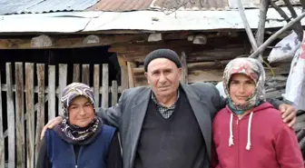 Fedakar baba: İşitme engelli kızlarına gözü gibi bakıyor