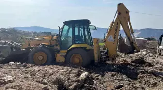 İzmit Belediyesi Ekipleri, Sel Bölgesinde Çamura Saplanan İş Makinesini Kurtardı
