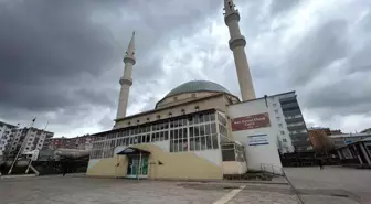 Çocukların biber gazlı oyunu cami cemaatini namazından etti, imam teravih namazını tamamlayamadı