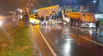 Hafriyat kamyonuna çarpan kamyonet taksiyi altına aldı! 3 kişi yaralandı