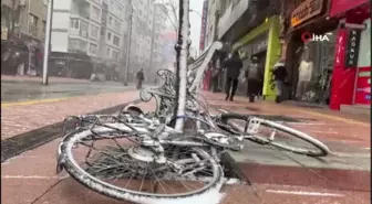 Eskişehir'de aniden bastıran kar yağışı hayatı olumsuz yönde etkiledi