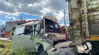 Minibüs park halindeki çekiciye çarptı: 2 ölü, 4 yaralı