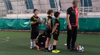 Geleceğin futbolcularını yetiştiriyorlar
