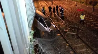 İSTANBUL-BAKIRKÖY'DE OTOMOBİL METRO HATTINA UÇTU: 2 YARALI