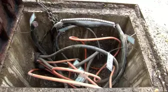 Kablo hırsızlarının hedefi olan mahallede eczacılar mağduriyet yaşıyor