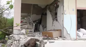 Samandağlı Depremzedeler, Serada Leğende Duş Alıyor: 'En Büyük İhtiyacımız Duş ve Wc. Mikroptan Ölebiliriz'