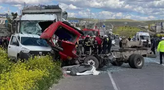 Şanlıurfa'da feci kaza! Kamyonet sürücüsü ve yanındaki öldü, 4 kişi yaralandı