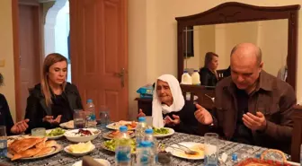90 yaşına giren Muhibe nineye Kaymakam ve Belediye Başkanından sürpriz